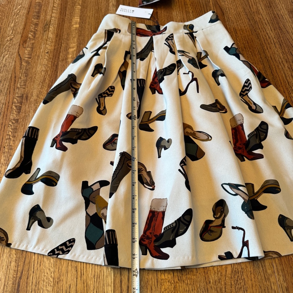 NWT Molly Bracken Shoe Print Pleated Skirt Beige Size XS/S - Picture 14 of 14
